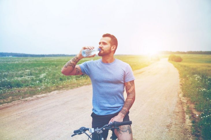 cyklista-pije-vodu